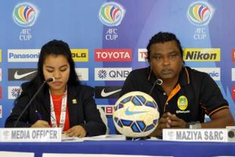 Pelatih Maziya S&RC;, Ali Suzain dalam jumpa pers di Stadion Mandala Jayapura, Senin (13/4/2015). 