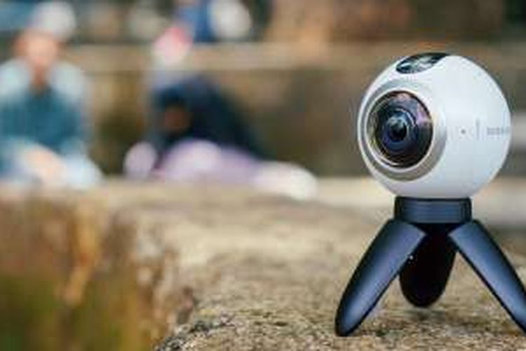 Kamera Samsung Gear 360 dengan tripod mini bawaan.