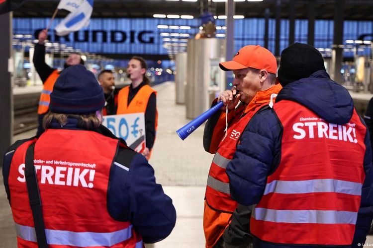 Pekerja kereta api di Jerman lancarkan aksi mogok menuntut kenaikan gaji tinggi mengimbangi inflasi.