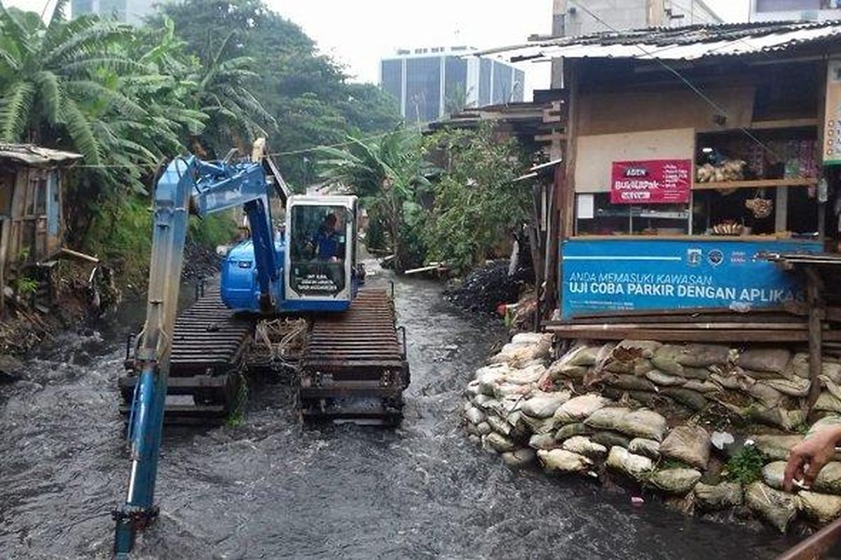 Dinas Sumber Daya Air DKI Jakarta melakukan pengerukan Kali Mampang di Kelurahan Kuningan Barat, Mampang Prapatan, Jakarta Selatan, Jumat (8/3/2019).