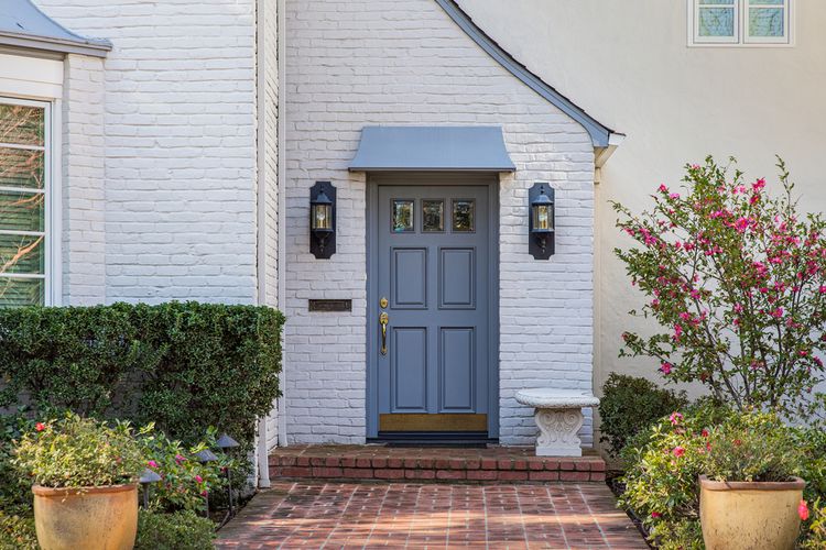Ilustrasi pintu depan rumah berwarna biru.