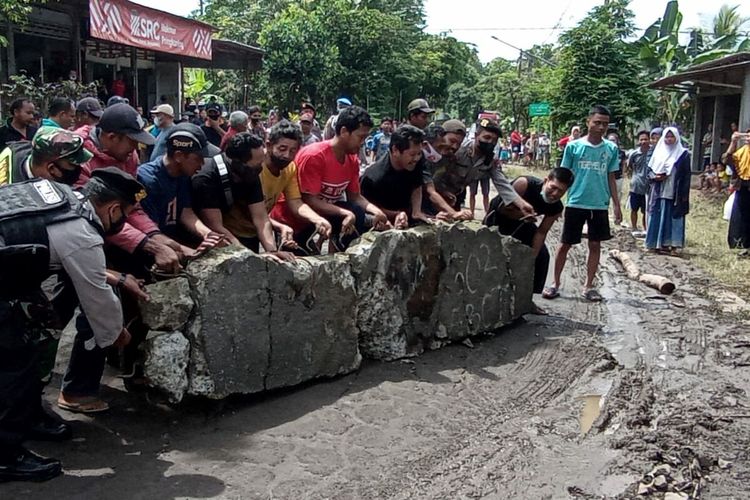 Warga Dusun Jajagan, Desa Jugo Kecamatan Kesamben, Kabupaten Blitar membuka blokade jalan menuju pabrik gula PT RMI, Selasa (4/1/2022).