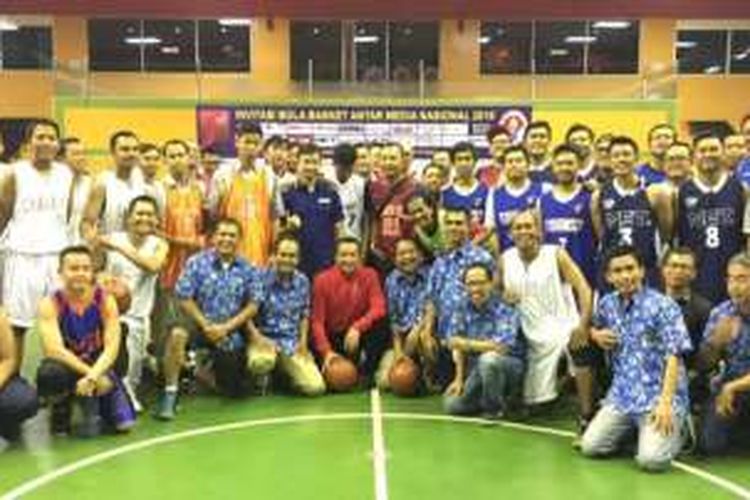 Menteri Pemuda dan Olahraga (Menpora) Imam Nahrawi meresmikan bergulirnya ajang basket jurnalis bertajuk Invitasi Bola Basket Antar Media Nasional (IBBAMNAS) 2016 di GOR Soemantri Brodjonegoro, Kuningan, Jakarta, Senin (11/4)