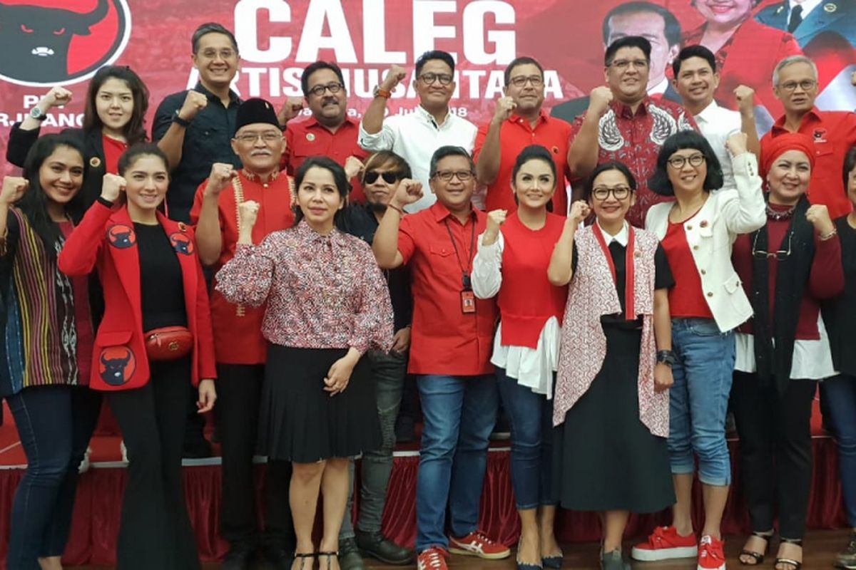 Sekjen PDI-P Hasto Kristiyanto memberikan pembekalan kepada para caleg artis yang akan diusung dalam Pemilu 2019, di Kantor DPP PDI-P, Jakarta, Senin (30/7/2018).