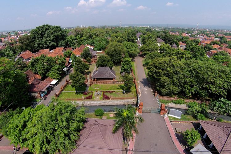 Keraton Kasepuhan Cirebon, Jawa Barat, difoto dari udara, Rabu (2/7/2014). Keraton Kasepuhan didirikan pada tahun 1452 oleh Pangeran Cakrabuana. 