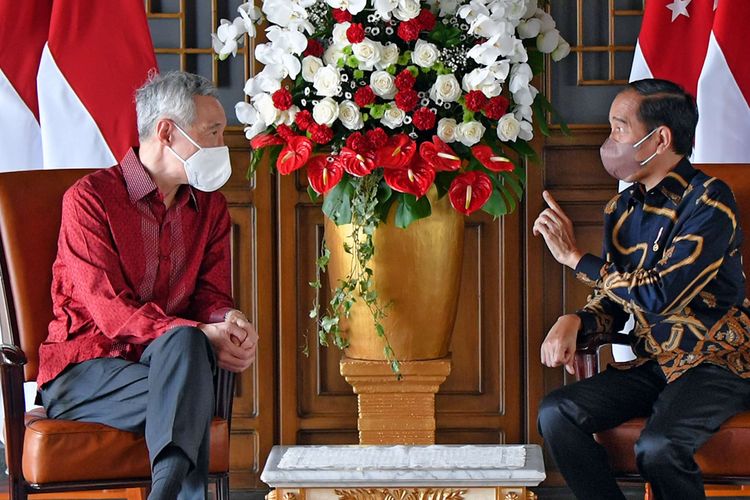 Presiden Joko Widodo (kanan) berbincang dengan Perdana Menteri Singapura Lee Hsien Loong di The Sanchaya Resort Bintan, Kabupaten Bintan, Kepulauan Riau, Selasa (25/1/2022). PM Lee Hsien Loong pada Minggu (21/8/2022) mengatakan ketegangan antara Amerika Serikat (AS) dan China serta perang Rusia-Ukraina memengaruhi keamanan di Asia-Pasifik.
