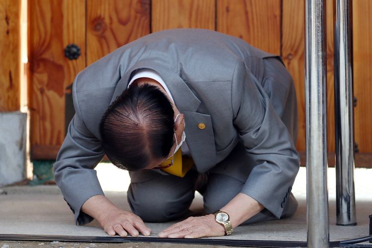 Lee Man-hee, pendiri Gereja Shincheonji Yesus, berlutut sebagai tanda permintaan maaf dalam konferensi pers yang digelar di Gapyeong, Korea Selatan, pada 2 Maret 2020. Dia melakukannya setelah jemaat gerejanya dianggap bertanggung jawab atas maraknya virus corona di Korea Selatan.