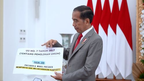 Sambil Bawa Karton, Jokowi Jelaskan Aturan Soal Presiden Boleh Kampanye 