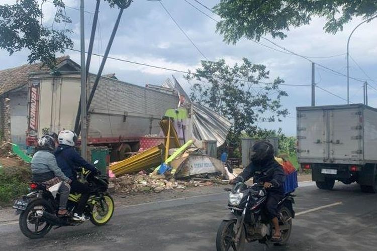 Truk kontainer menabrak warung makan di Jalan Raya Sukabumi, tepatnya di Kampung Gombong, Desa Songgom, Kecamatan Gekbrong, Kabupaten Cianjur, Selasa (28/2/2023). 

