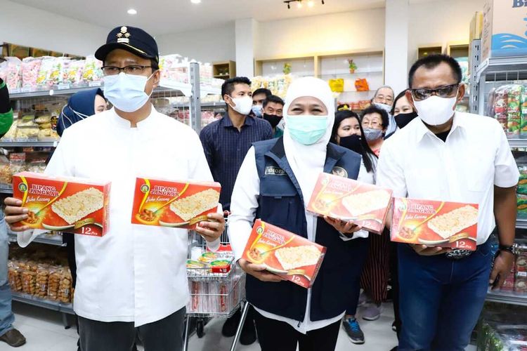 Khofifah dan Gus Ipul memamerkan produk jajanan khas Kota Pasuruan Bipang Jangkar