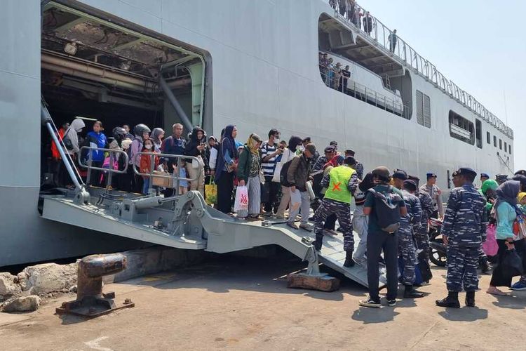 Ratusan pemudik gratis menggunakan kapal perang KRI Banjarmasin 592 dari Jakarta baru saja bersandar di Pelabuhan Tanjung Emas, Rabu (19/4/2023). Para penumpang tiba pada pukul 12.30 WIB.