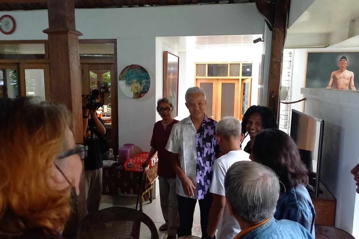 Gub Jateng Ganjar saat bertemu Butet di kediamannya, Minggu (16/10/2022)