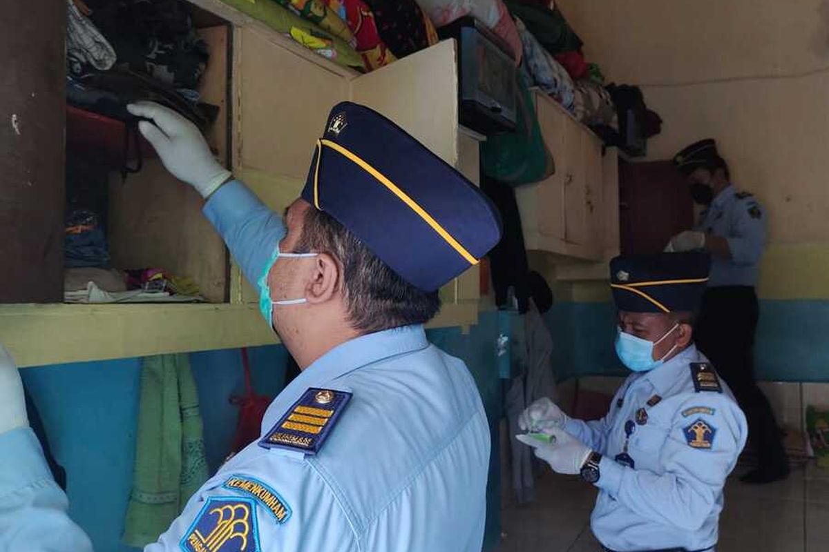 Petugas Lapas kelas II B Ngawi mengelar razia terhadpa narkoba, senjata tajam dan benda terlarang lainnya. Razia dilakukan untuk menjada kondusifitas lapaa mengingat Lapas Ngawi saat ini udah overkapasitas.