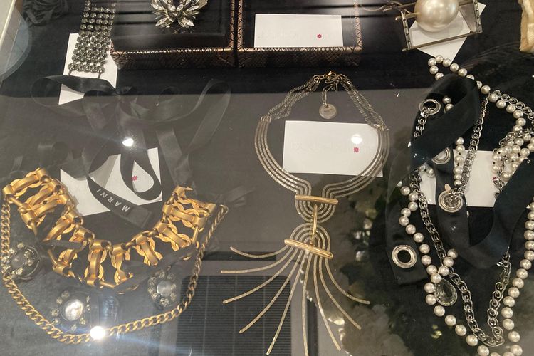 Koleksi barang preloved branded di Buds & Buttons, Jakarta Selatan, Kamis (25/9/2025).