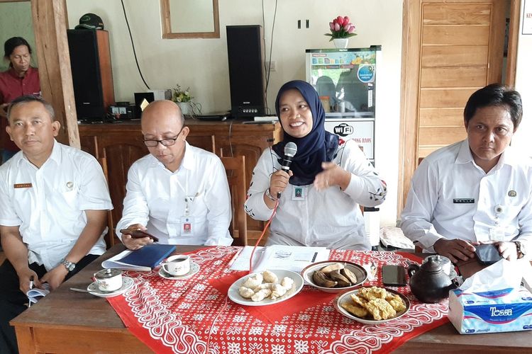 Kepala Seksi Kesehatan Hewan dan Veteriner Dinas Pertanian dan Pangan Kabupaten Gunungkidul Retno Widiastuti (Jilbab) Rabu (15/1/2020)
