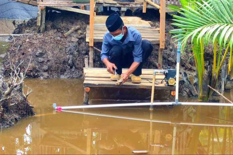 Erwin (45) warga Desa Gemuruh Kecamatan Kundur Barat, Kabupaten Karimun, Provinsi Kepulauan Riau (Kepri) kembangkan usaha budidaya kepiting. 