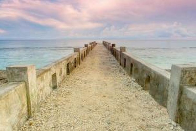 Dermaga Pantai Namalatu di Ambon, Maluku.