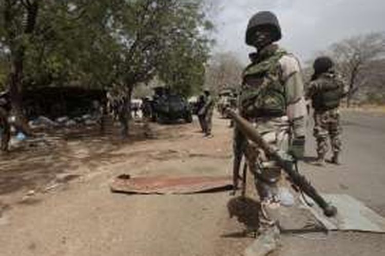 Seorang prajurit Nigeria berjaga di kota Gwoza, yang dibebaskan dari cengkeraman Boko Haram pada April lalu.