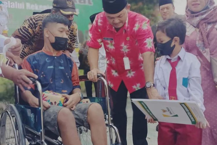 Bupati Semarang Ngesti Nugraha berbincang dengan penerima bantuan dari Baznas