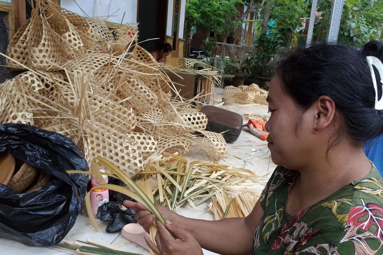 Seorang ibu membuat anyaman bambu di Kampung Papring Banyuwangi