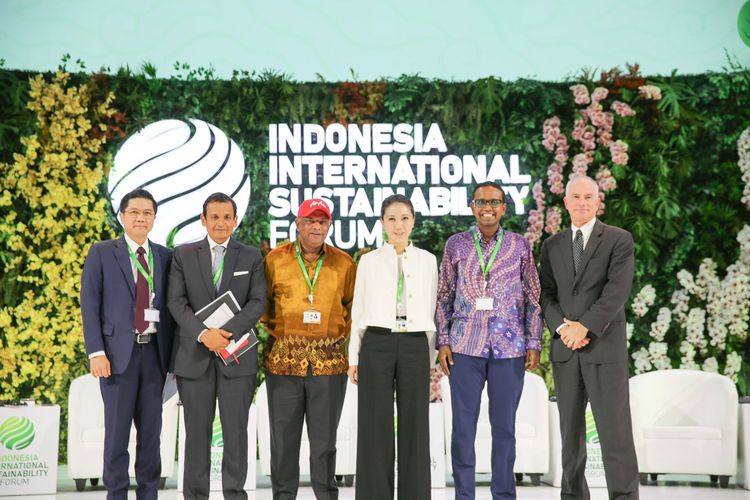 Direktur Eksekutif Sinar Mas Agribisnis & Pangan, Jesslyne Widjaja (ketiga dari kanan) di Indonesia International Sustainability Forum (IISF) 2024 di Jakarta Convention Center (6/9/2024). 