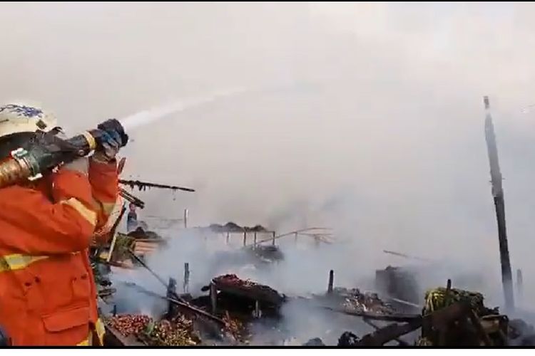 Kebakaran landa permukiman penduduk di Kelurahan Kebon Melati, Kecamatan Tanah Abang, Jakarta Pusat, Kamis (8/4/2021) sore.
