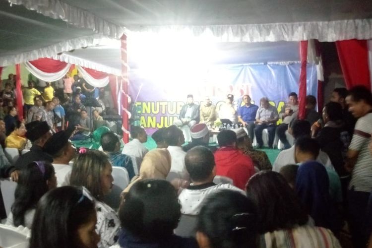Ratusan PSK di lokalisasi Tanjung Batu Merah, Kecamatan Sirimau Ambon mengikuti sosialisasi dari Pemerintah Kota Ambon, Sabtu malam (19/10/2019). Sosialisasi itu terkait rencana penutupan lokalisasi tersebut