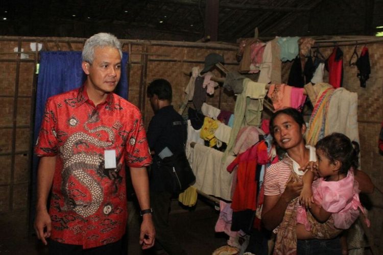 Gubernur Ganjar Pranowo menanyakan kondisi rumah kepada Listiyati saat dinas di Grobogan, Rabu (29/11/2017). Melihat kondisi rumah Listiyati yang tidak layak huni, Ganjar memutuskan untuk membantu perbaikan rumah dengan biaya pribadi. 
