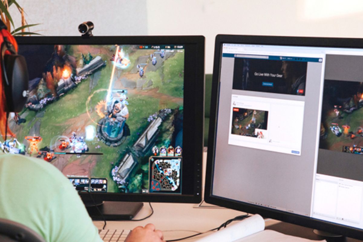 Ilustrasi pemain game melakukan streaming gameplay lewat Facebook Live desktop.