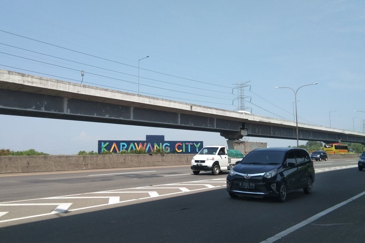 Uji coba penerapan ganjil genap pada musim mudik lebaran Idul Fitri 2022 di kilometer 47 tol Jakarta-Cikampek, Senin (25/4/2022).