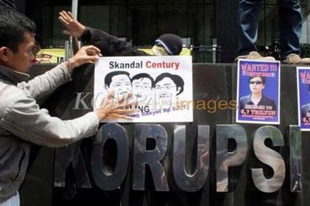 Sejumlah elemen masyarakat yang tergabung dalam Komite Aksi Pemuda Anti Korupsi-Indonesia berunjuk rasa di depan Gedung Komisi Pemberantasan Korupsi (KPK), Jakarta. Kamis (4/2/2010). Mereka menuntut KPK mengusut tuntas kasus skandal Bank Century dan menangkap serta mengadili mereka yang terlibat. PERSDA/BIAN HARNANSA