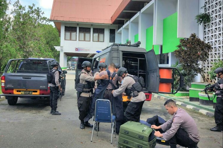 Sejumlah petugas Jihandak dari Brimob Polda Sultra saat hendak mengevakuasi benda yang dicurigai bom dari ruangan lobi kantor Wali Kota Kendari. 