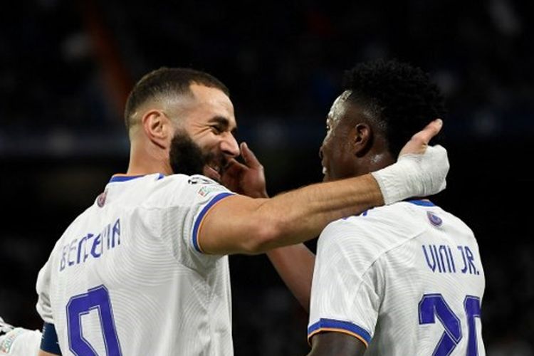 Karim Benzema dan Vinicius Junior melakukan selebrasi dalam pertandingan Real Madrid vs Shakhtar Donetsk pada ajang Liga Champions yang digelar di Stadion Santiago Bernabeu, 3 November 2021. Terdekat, Real Madrid kembali akan menghadapi Shakhtar pada matchday ketiga fase grup Liga Champions, Kamis (6/10/2022) dini hari WIB. Link live streaming Madrid vs Shakhtar tersedia di artikel ini.