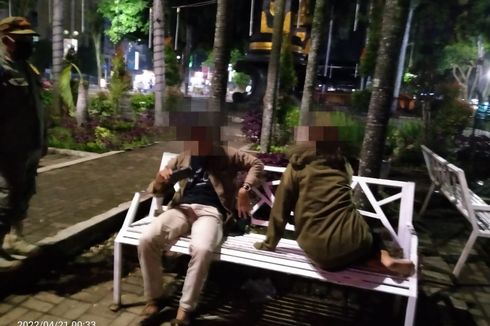 Bermesraan di Alun-alun Jember Tengah Malam, Pasangan Ini Diciduk Satpol PP