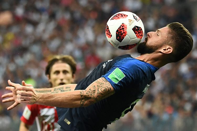 Pemain Perancis Olivier Giroud mengontrol bola saat melawan Kroasia pada laga babak final Piala Dunia 2018 di Stadion Luzhniki, Moskwa, Minggu (15/7/2018) atau Senin dini hari WIB. Perancis mengulangi kesuksesan 20 tahun lalu dan keluar sebagai juara Piala Dunia 2018 usai menundukkan Kroasia dengan skor 4-2.