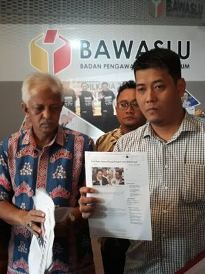 Pelapor Erick Thohir, Tim Advokat Indonesia Bergerak (TAIB), di kantor Bawaslu, Jakarta Pusat.