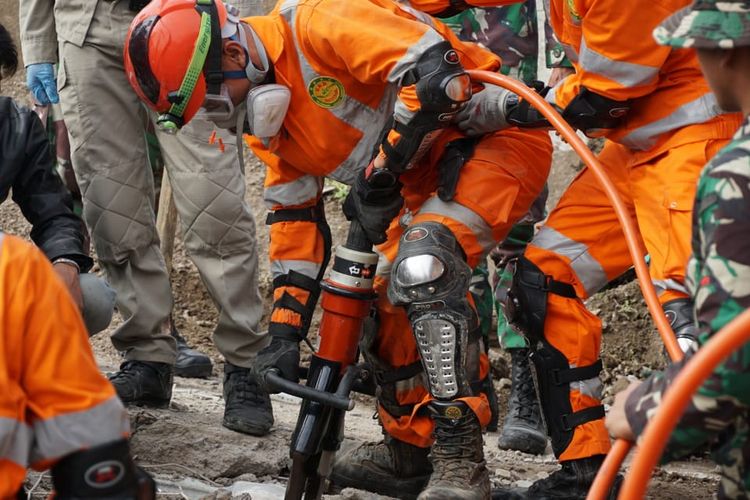 Tim gabungan Dompet Dhuafa bersama tim SAR melakukan evakuasi korban gempa Cianjur, Jawa Barat yang tertimbun reruntuhan bangunan, Selasa (23/11/2022).