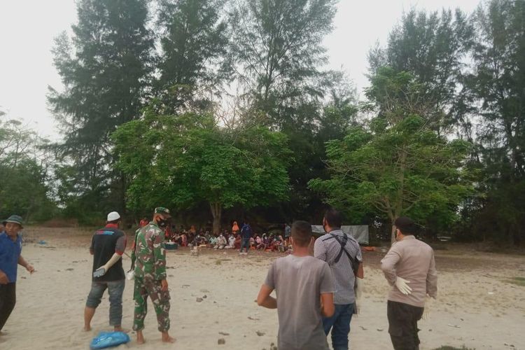 Foto: Suasana pengungsi Rohingya pasca menepi di Pulau Idaman, Aceh Timur, Jumat (4/6/2021).