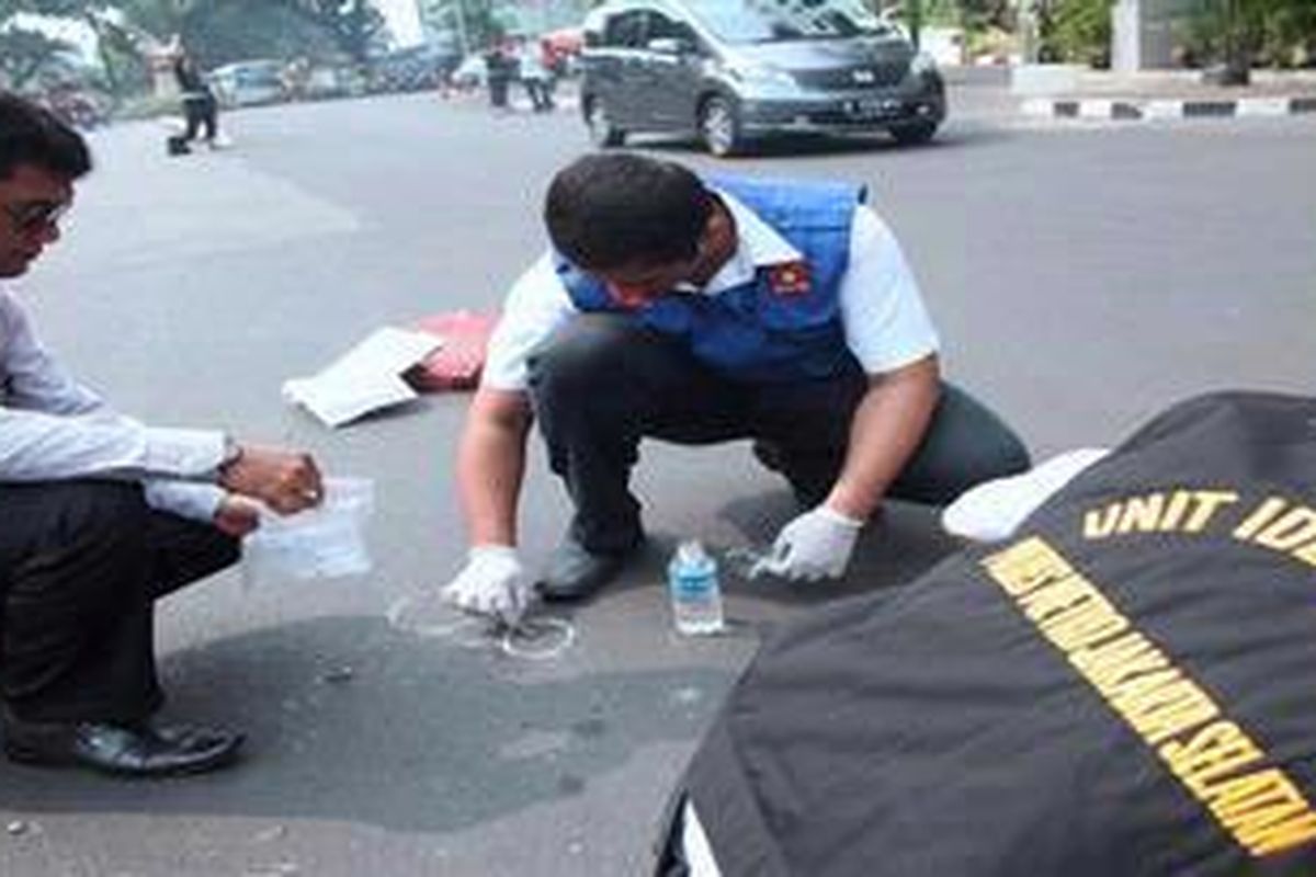Polisi memeriksa tetesan darah di lokasi tawuran antara siswa SMAN 70 dan SMAN 6, Bulungan, Jakarta Selatan, Senin (24/9/2012). Tawuran yang melibatkan puluhan siswa itu mengakibatkan Alawy Yusianto Putra, siswa SMAN 6,  tewas.  