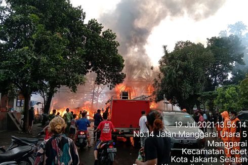 Kebakaran Landa Permukiman di Pinggir Kali Ciliwung di Manggarai