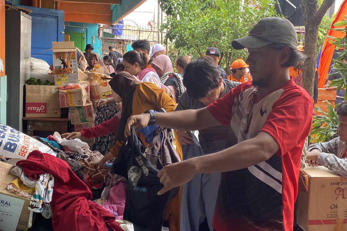 Pakaian Ludes, Korban Kebakaran Kebon Kosong Berburu Baju Bekas Sumbangan Warga