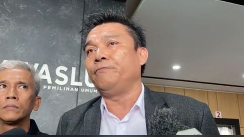 Relawan Ganjar-Mahfud Laporkan Jokowi ke Bawaslu soal Salam 2 Jari dari Mobil Presiden