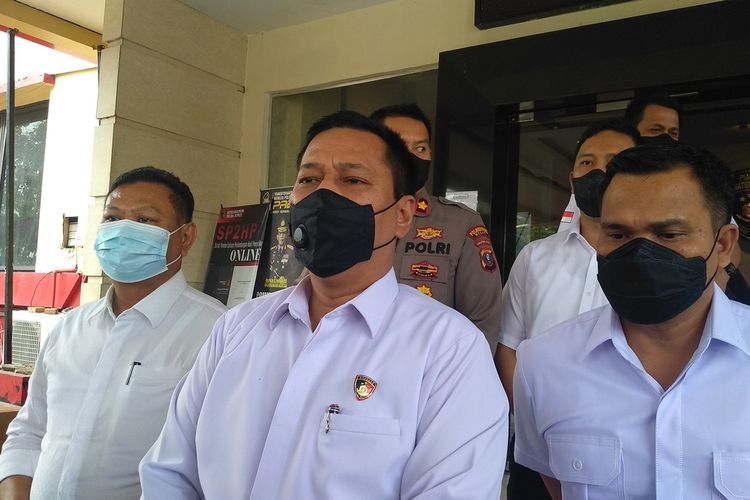 Direktur Reserse Kriminal Umum Polda Sumut Kombes Pol Tatan Dirsan Atmaja menjelaskan soal penyapu jalan di Medan yang jadi korban begal, Selasa (4/1/2022).