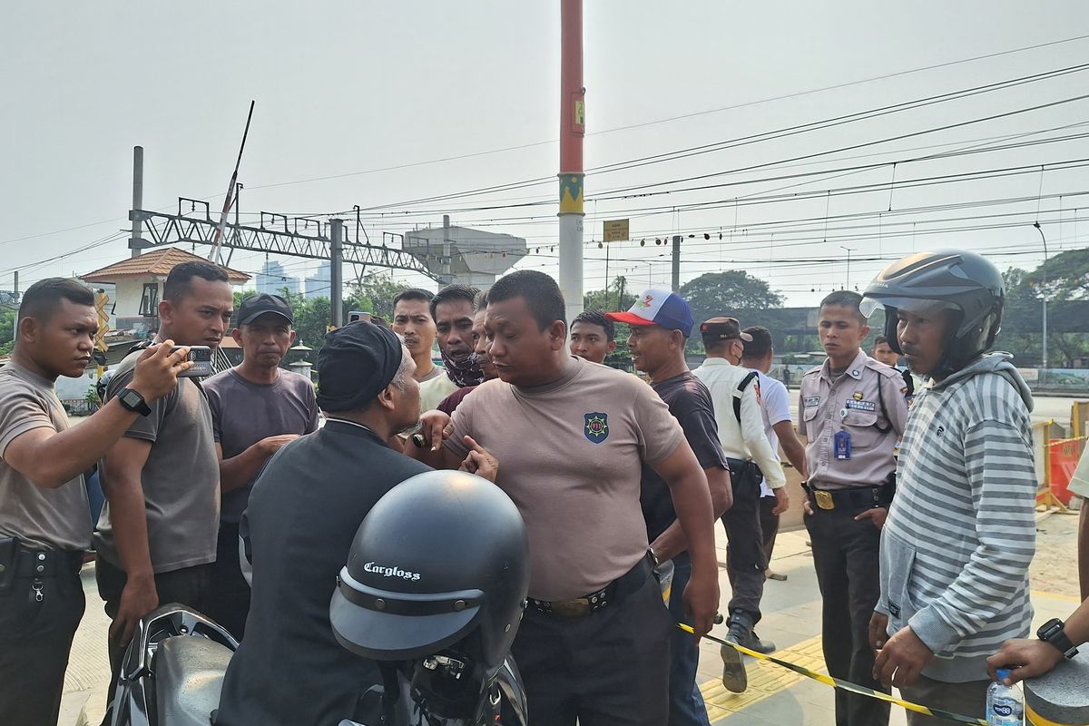 Momen Juharto kuasa hukum Warga Kampung Susun Bayam adu mulut dengan petugas keamanan utusan Jakpro karena dilarang masuk ke rusun. Selasa (21/5/2024).