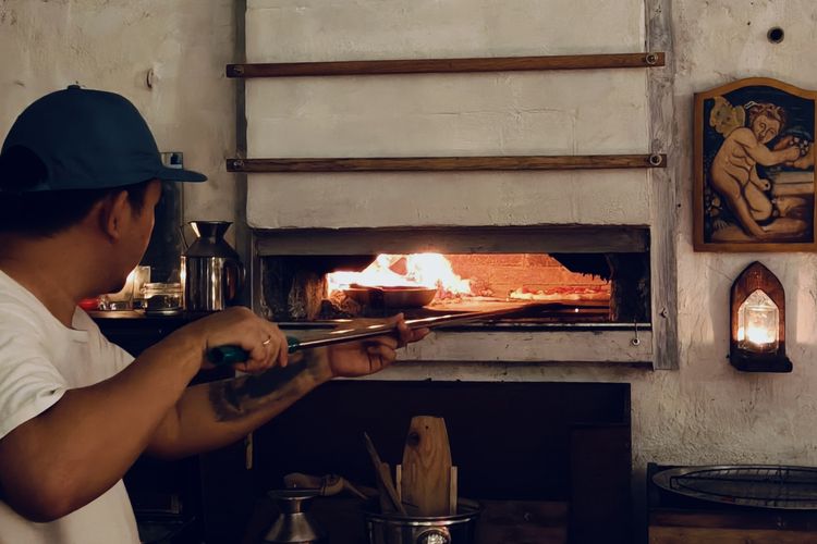 Irwanto, pemilik usaha Pizza Salomon yang menjadi daya tarik pecinta kuliner karena memasak menggunakan tungku tradisional di rumahnya daerah Petemon Surabaya, Jawa Timur. 
