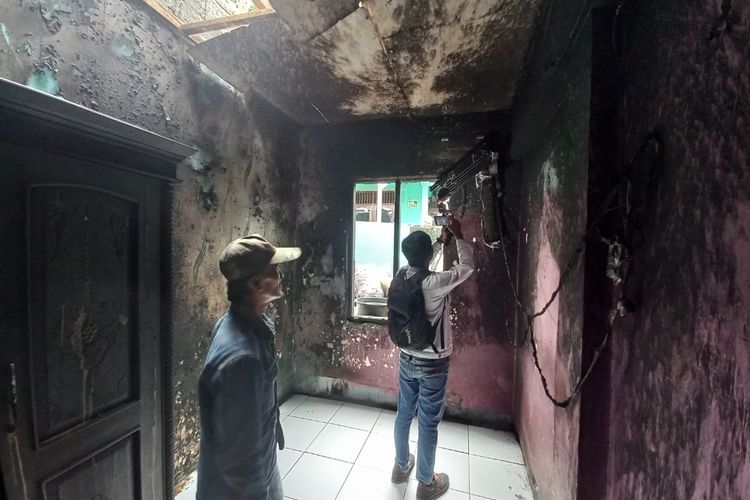 Kondisi kamar dua penyandang disabilitas yang ditemukan berpelukan usai kebakaran di rumahnya di Kampung Pintu Air, Gang Nyawa, RT 004 RW 013 Nomor 121, Kelurahan Pabuaran Kecamatan Bojonggede, Kabupaten Bogor,  pada Kamis (26/1/2023). 