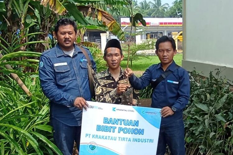 PT Krakatau Tirta Industri, perusahaan industri yang berkomitmen pada keberlanjutan mendukung konservasi lingkungan melalui penyerahan 3.000 bibit pohon.