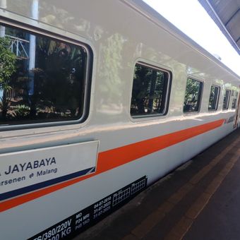 Eksterior kereta ekonomi New Generation pada KA Jayabaya.