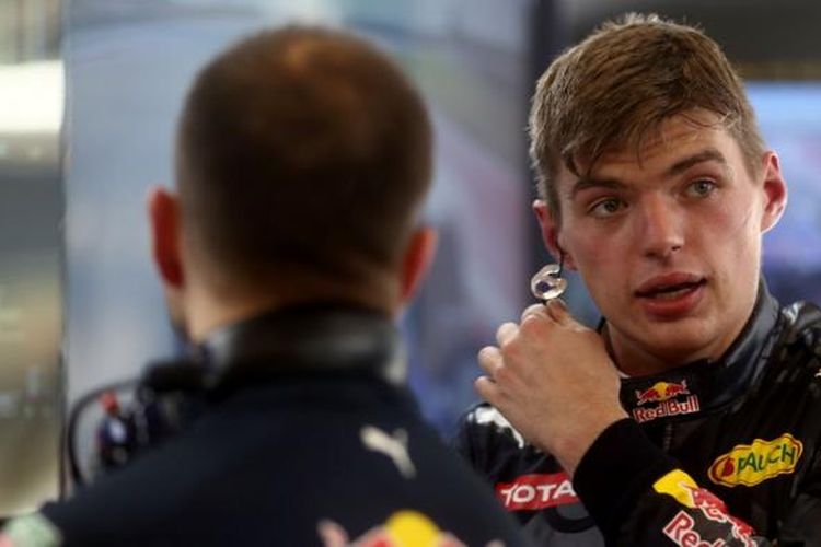 Pebalap Red Bull Racing asal Belanda, Max Verstappen, berbicara dengan timnya di garasi jelang sesi latihan GP Amerika Serikat di Circuit of The Americas, Jumat (21/10/2016).
