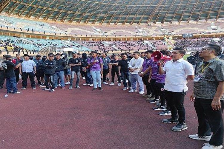 General Manajer PSPS Riau, Edward Riansyah (baju putih) saat memberikan penjelasan kepada suporter PSPS Riau terkait batalnya pertandingan persahabatan antara PSPS Riau dengan Kelantan FC di Stadion Utama Riau, Selasa (12/7/2022). 
